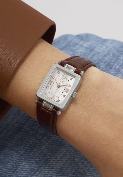 Gc Gc Plaza Mini Small Size Leather Analoog Quartzhorloge Bruin Kast Gemaakt Van 100% Roestvrij Staal En Een Armband Van 100% Echt Leer 21 mm Z71003L7