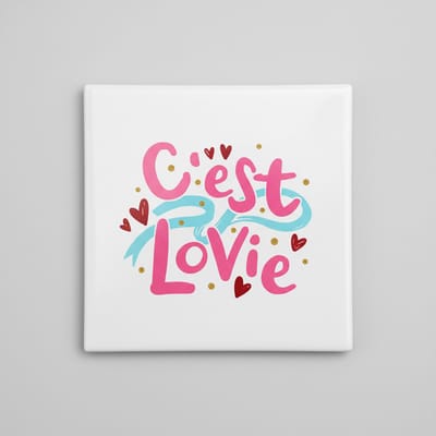 Kleurrijke Liefde Quote Keramische Tegel “C’est Love” – Speelse Hart Typografie Wanddecoratie – Decoratieve Tegel 15 × 15 cm
