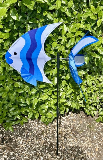 Windmolen met "Vis" - meerkleurig + blauw - nylon + kunststof steker- dia 40 cm x hoogte 78 cm - Tuinaccessoires - Tuinstekers