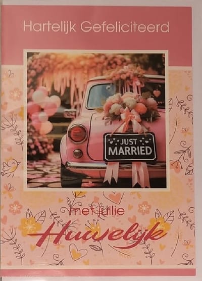 Hartelijk gefeliciteerd met jullie huwelijk! JUST MARRIED! Een bijzondere kaart met een afbeelding van een bos bloemen op de auto. Leuk om zo te geven of om bij een cadeau te voegen. Een dubbele wenskaart inclusief envelop en in folie verpakt.