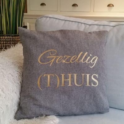 Kussenhoes met tekst gouden opdruk | Gezellig thuis huis | 40x40cm | kussensloop kussen woonkamer luxe zacht