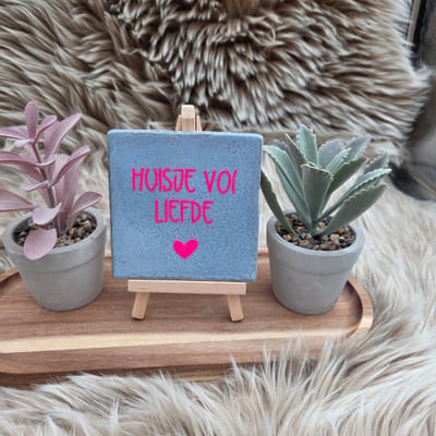 Robuust Wenstegeltje – Huisje vol liefde – Hip trendy tegeltje – 10x10 cm – Leuk Cadeau voor Vriendin, Zus, Juf, Collega of zomaar voor jezelf – Stijlvolle Woondecoratie – Trendy nu
