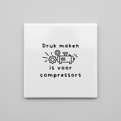 Druk Maken Is Voor Compressors Tekst Decoratieve Tegel 15×15 cm – Minimalistische Wandtegel voor Kantoor, Werkplaats & Cadeau Decor