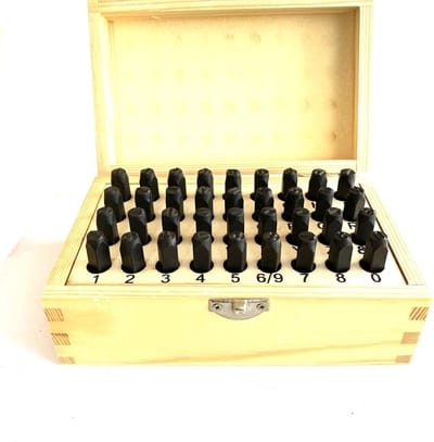 36-delige slagletters/cijferset 6mm - Slagletters - Slagcijfers - Slagletterset - Slagcijferset - 36 stuks - Houten kist - A t/m Z, &, 0 t/m 8 - 6mm