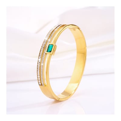 Armband - Bangle - Goudkleurig - Met Groene Steen - Dames Armband 6,5 cm - Luxe Fashion Sieraad - Roestvrij Staal