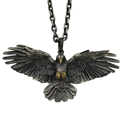 Zilverkleurige ketting voor heren met gedetailleerde adelaarhanger – vogel in vlucht met goudkleurige klauwen