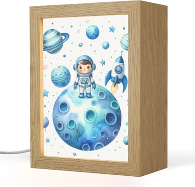 Nachtlampje 15x20 cm - Kinder lampje - Ruimte - Blauw - Astronaut - Sterren - Planeten - Tafellamp kinderkamer - Slaapkamer lamp - Bedlamp kinderen - Kinderlampje stopcontact - Wandlamp babykamer - Nachtlampjes
