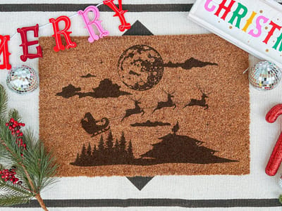 Santa Is Coming | 90x60 cm | Nieuwe huis cadeau | Ingangsmat | Deurmat met stijl | Verhuizing cadeau | Praktisch & trendy | Perfect voor binnenkomst | Cadeau voor nieuwe woning