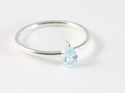 Fijne hoogglans zilveren ring met blauwe topaas - maat 16.5