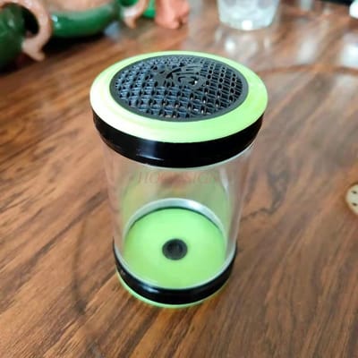 La Gourde S'appelle Un Pot Une Cage à Sauterelles Un Petit Pot en Plastique Un Pot d'Hiver Transparent Une Cage à Sauterelles Un Pot à Grillons