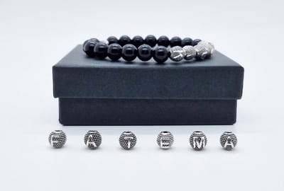 Handgemaakte Natuurstenen armband met metaal naam "Obsidian" - Met je naam of de naam van uw geliefde- 8 mm diameter van de korrel- Diameter armband 20 cm - Een mooi cadeau voor familie en vrienden
