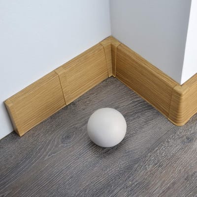 Rechthoekige PVC Hoekstuk voor Plinten in Laminaatlook - 75mm - Eiken Kleur
