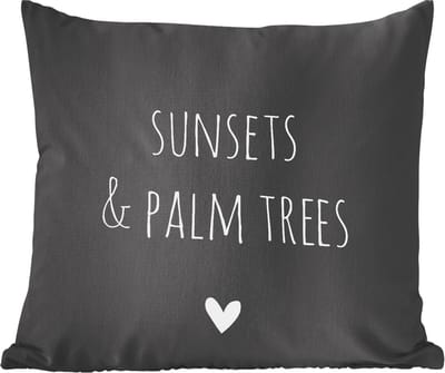 Sierkussens - Kussentjes Woonkamer - 60x60 cm - Engelse quote "Sunset & palm trees" met een hartje op een zwarte achtergrond