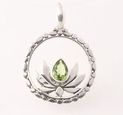 Ronde zilveren lotus bloem hanger met peridoot