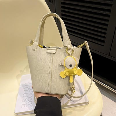 Kleine Tas met Textuur voor Dames in de Zomer Nieuwe Veelzijdige Crossbody Tas Modieuze Niche Hand Emmer Tas beige