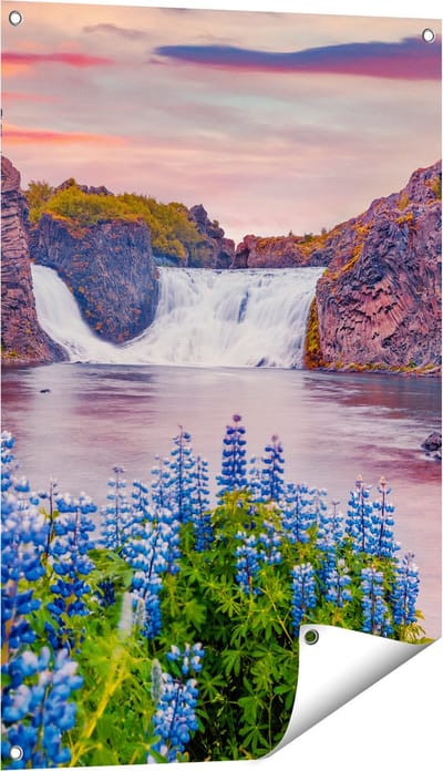 Gards Tuinposter Waterval met Blauwe Lupine Bloemen - 60x90 cm - Tuindoek - Tuindecoratie - Wanddecoratie buiten - Tuinschilderij