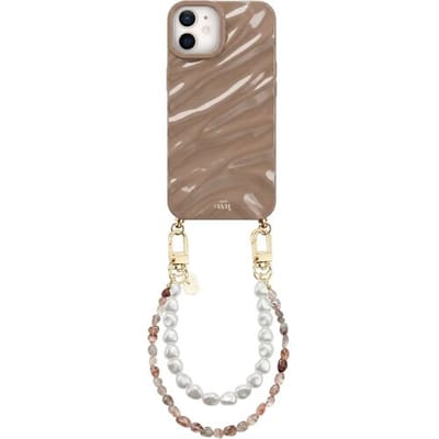xoxo Wildhearts Taupe Glaze telefoonhoesje met koord - geschikt voor iPhone 12 - Soft Taupe & Pearls - Dream hoesje met telefoonkoord - Glimmende silicone case met plooien - Steentjesketting gecombineerd met korte parelketting - Beige