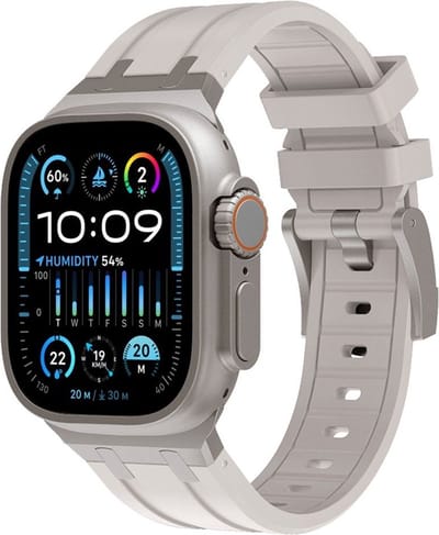 Strap-it Luxe Liquid siliconen bandje geschikt voor Apple Watch 1/2/3/4/5/6/8/9/10/11/SE(2-3)/Ultra(2-3) in de maat: 44mm / 45mm / 46mm / 49mm - Rubberen bandje met titanium aansluiting (sterrenlicht met titanium)