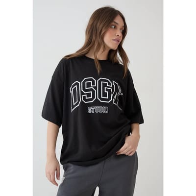 Dames Dsgn Studio Collegiate Bedrukt Oversized T-shirt | Black | Maat: XS