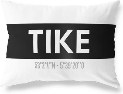 Tuinkussen TIKE - FRIESLAND met coördinaten - Buitenkussen - Bootkussen - Weerbestendig - Jouw Plaats - Studio216 - Modern - Zwart-Wit - 50x30cm