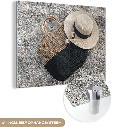 MuchoWow® Glasschilderij 160x120 cm - Schilderij acrylglas - Zomer - Strand - Hoed - Foto op glas - Schilderijen