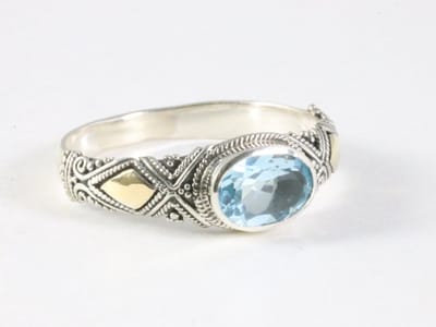Traditionele bewerkte zilveren ring met blauwe topaas en 18k gouden decoraties - maat 18