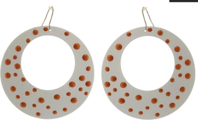 Behave - Oorbellen hangers wit met stipjes bruin - nikkelvrij - 6 cm