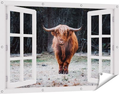 Gards Tuinposter Doorkijk Schotse Hooglander bij het Bos - 120x80 cm - Tuindoek - Tuindecoratie - Wanddecoratie buiten - Tuinschilderij