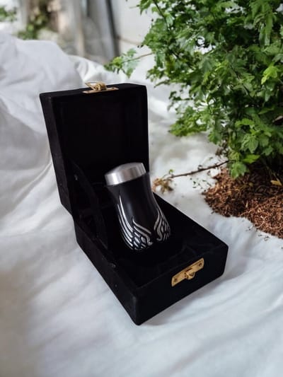 Mini Urn – Zilverkleurige Vleugels P002 ( Ook Graveerbaar )