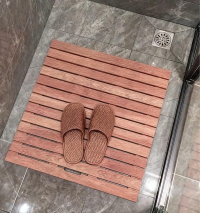 Houten Douchemat - Badkamer Vloer - Veilig Douchen - Antislip Rubberen Voetjes - 66x66cm - Natuurlijk Hout