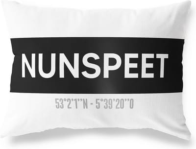Tuinkussen NUNSPEET - GELDERLAND met coördinaten - Buitenkussen - Bootkussen - Weerbestendig - Jouw Plaats - Studio216 - Modern - Zwart-Wit - 50x30cm