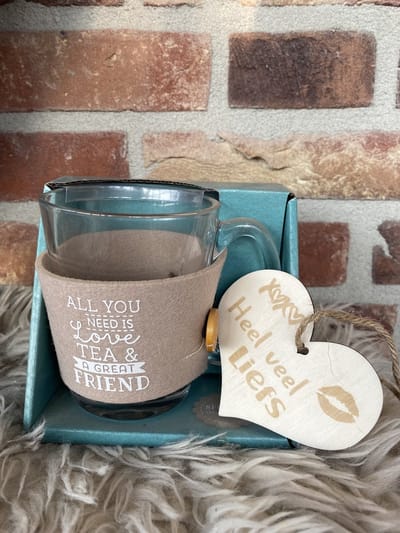Theeglas - met tekst All you need is love tea and a great friend inclusief houten hartje heel veel liefs - vriendschap