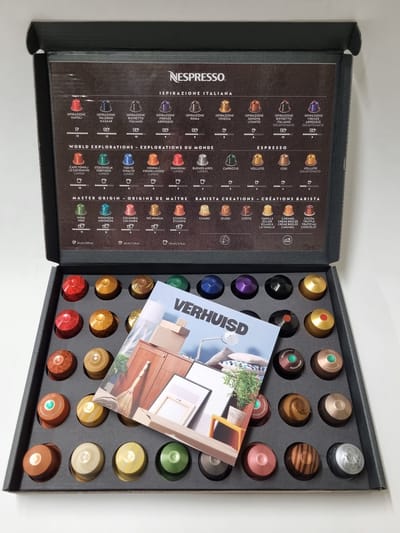 Koffie Proeverij Pakket groot 40 stuks verschillende smaken met Mystery Card 'Verhuisd' met persoonlijke (video) boodschap | Verjaardag | Sinterklaas | Kerstpakket | Vaderdag | Moederdag | Jubileum | Valentijnsdag