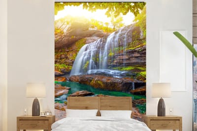 Behang - Fotobehang Natuur - Waterval - Planten - Bomen - Zon - Breedte 170 cm x hoogte 260 cm
