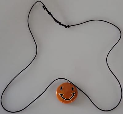 Keep smiling! Een verstelbare veterketting met een grappige en blije hanger van speksteen. De hanger is niet zwaar. Ook leuk om cadeau te geven.