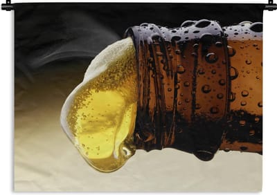 Wandkleed Bier - Bier uit een bierflesje gieten Wandkleed katoen 60x45 cm - Wandtapijt met foto