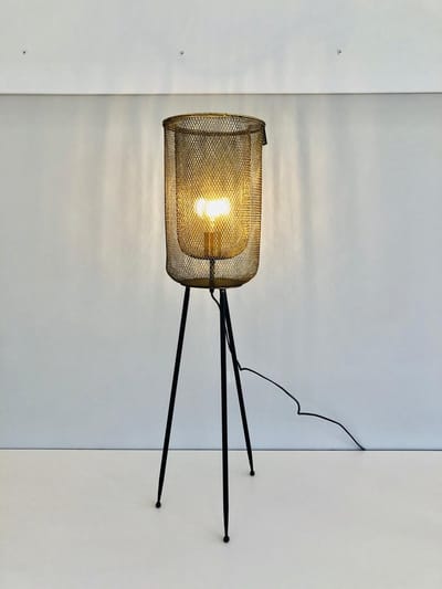 Tafellamp - lamp-  industrieel - industriestijl - verlichting voor binnen - interieur - goud - zwart - metaal - lamp op 3 poten - interieurdecoratie - woonaccessoire - cadeau - geschenk - relatiegeschenk