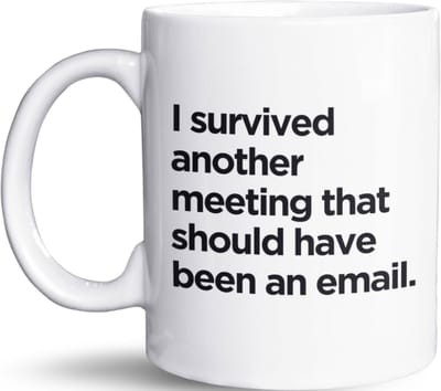 NietMokken.nl - Grappige Mok met Tekst - 'I Survived Another Meeting That Should Have Been an Email' - Kantoorhumor Cadeau - Leuke Mok voor Collega's - Origineel Cadeau voor Koffieliefhebbers - 325 ml Keramische Mok