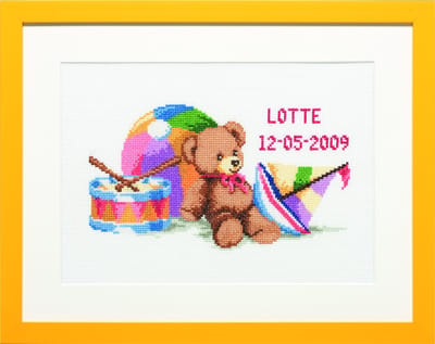 Pako Borduurpakket geboorte- telpatroon met code kaart - Beertje met speelgoed geboortetegel - 225.294 - voorgesorteerd garen - Aida - 24 x 14 cm - DIY kit