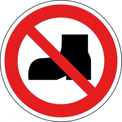 Buitenschoenen verboden bord - kunststof - P060 300 mm