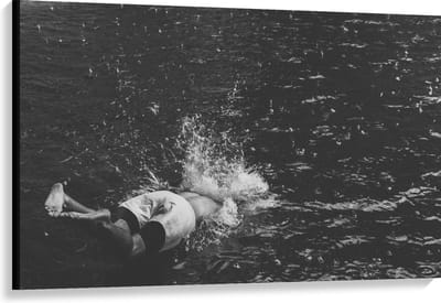 Canvas  - Duikende Man in Water  - 120x80cm Foto op Canvas Schilderij (Wanddecoratie op Canvas)