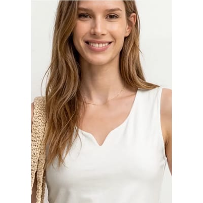 Basic top met hartvormige halslijn