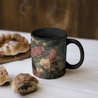 Magische Mok - Foto op Warmte Mokken - Koffiemok - Groene papegaai - Kleurrijke bloemen - Donkere achtergrond - Magic Mok - Beker - 350 ML - Theemok