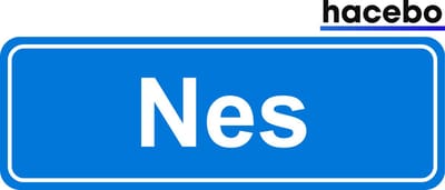 Hacebo - Plaatsnaam Sticker - 29x10 CM - Nes sticker - Verkeersborden sticker - grappige cadeaus - Nes