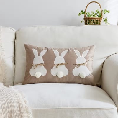Kussenhoes met Konijntjes Camel 30x50 cm – Decoratief Sierkussen Kinderkamer & Woonkamer – Paas Decoratie – Luxe Fluweel Look – Zonder Binnenkussen