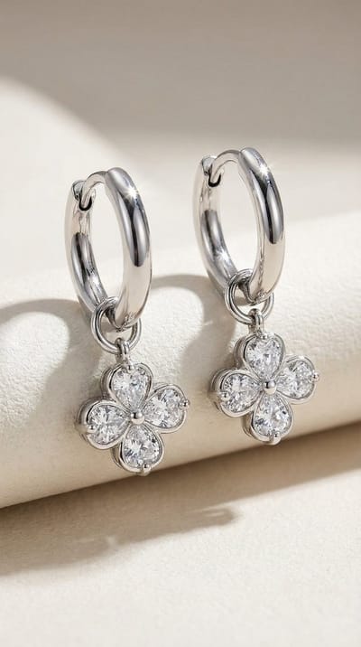 Lundholm Oorbellen Dames Zilverkleurig met Zirkonia Klavertje Vier - Oorringen met Steen - Premium Stainless Steel Jewellery Zilver kleurig - my Lycka Serie - Scandinavisch Design