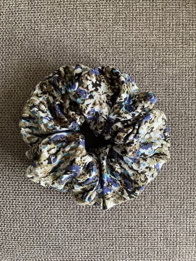 Scrunchie XL - fleurig bloemdessin - blauw bruin beige - handgemaakt - handmade
