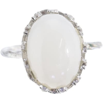 Behave - Ring - Zilverkleurige ring met ovale witte steen – Minimalistische luxe & tijdloze elegantie