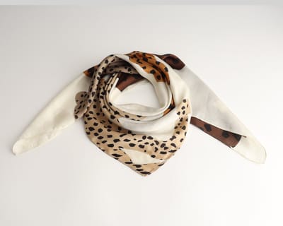 Lara Bandana Dames – Accessories Junkie Amsterdam – 70x70 cm – 4 Panters – Bruin / Grijs / Beige / Camel / Wit – Imitatie Satijn