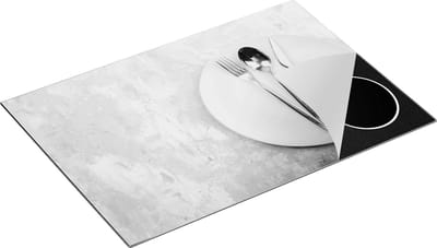 Chefcare Inductie Beschermer Bestek met een Bord op Witte Marmer - Zwart Wit - 75x50 cm - Afdekplaat Inductie - Kookplaat Beschermer - Inductie Mat